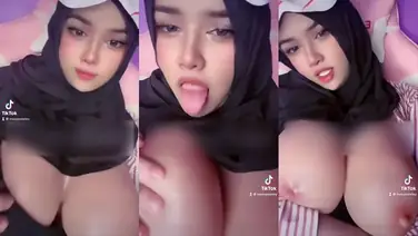 Bokep Jilbab Tobrut Digilir Ramai di Kamar poster