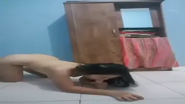 Gadis Cantik Mengulum Mainan Di Lantai poster