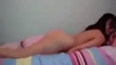 Gadis Cantik Pasrah Goyang Kasur Mulus poster