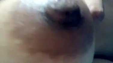 Gadis Imut Menikmati Sentuhan Lembut Goyang Kasur poster