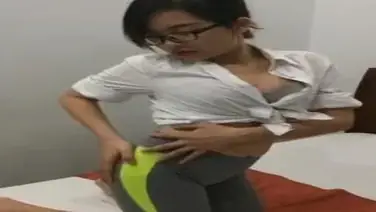 Gadis Kacamata Cantik Pasrah Goyang Kasur 2026 poster
