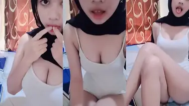 Ukhti Hijab Seksi Pamer Body Mulus Hot poster