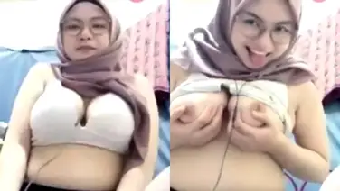Ukhti Jilbab Kacamata Live Show Pamer Dada Besar poster